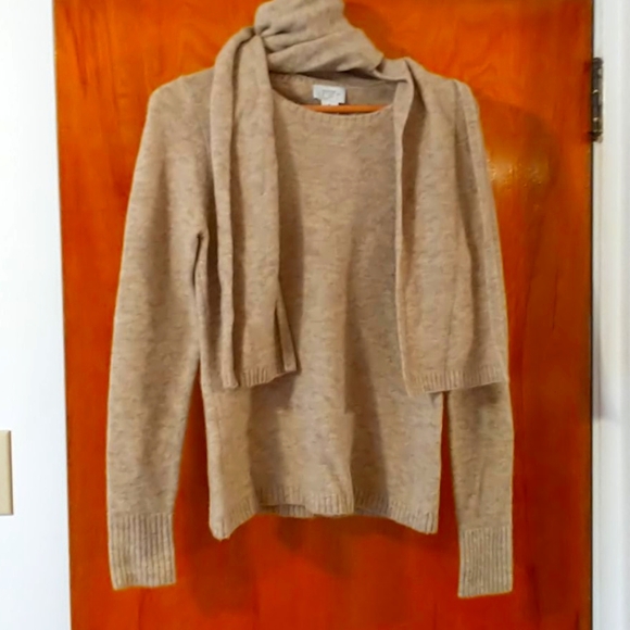 LOFT Sweaters - EUC LOFT Marked Oatmeal Sweater W/Attached Scarf